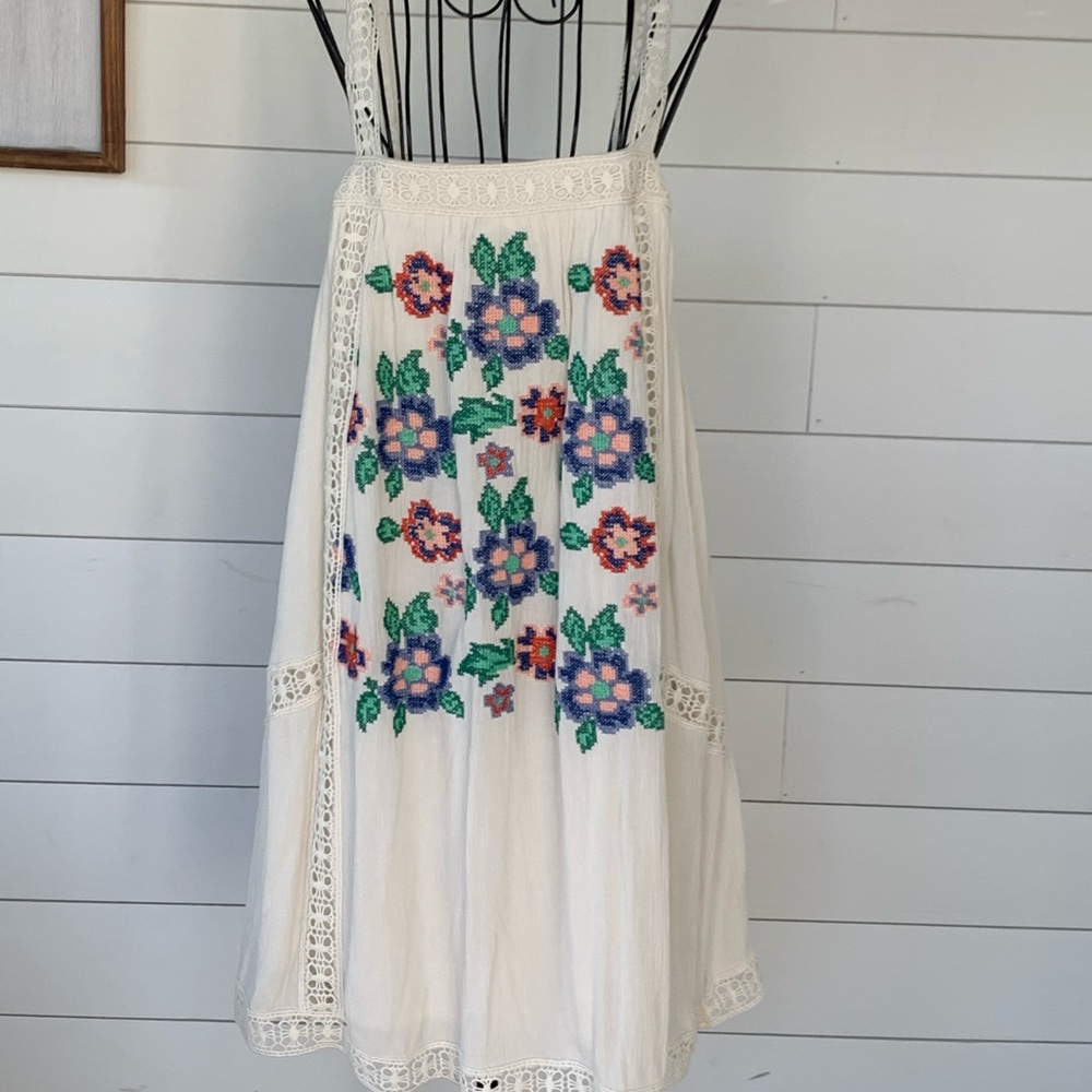Adorable fully lined white cotton beach dress.